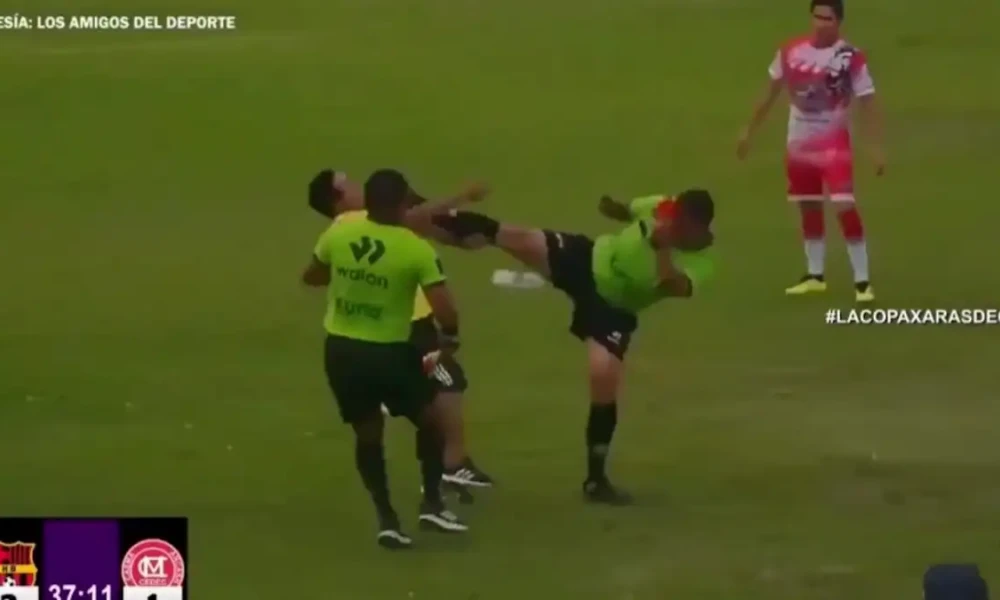 Ένταση σε ποδοσφαιρικό αγώνα στο Περού - Διαιτητής κλώτσησε στο κεφάλι μέλος προπονητικού τιμ που έτρεχε να του επιτεθεί (βίντεο)